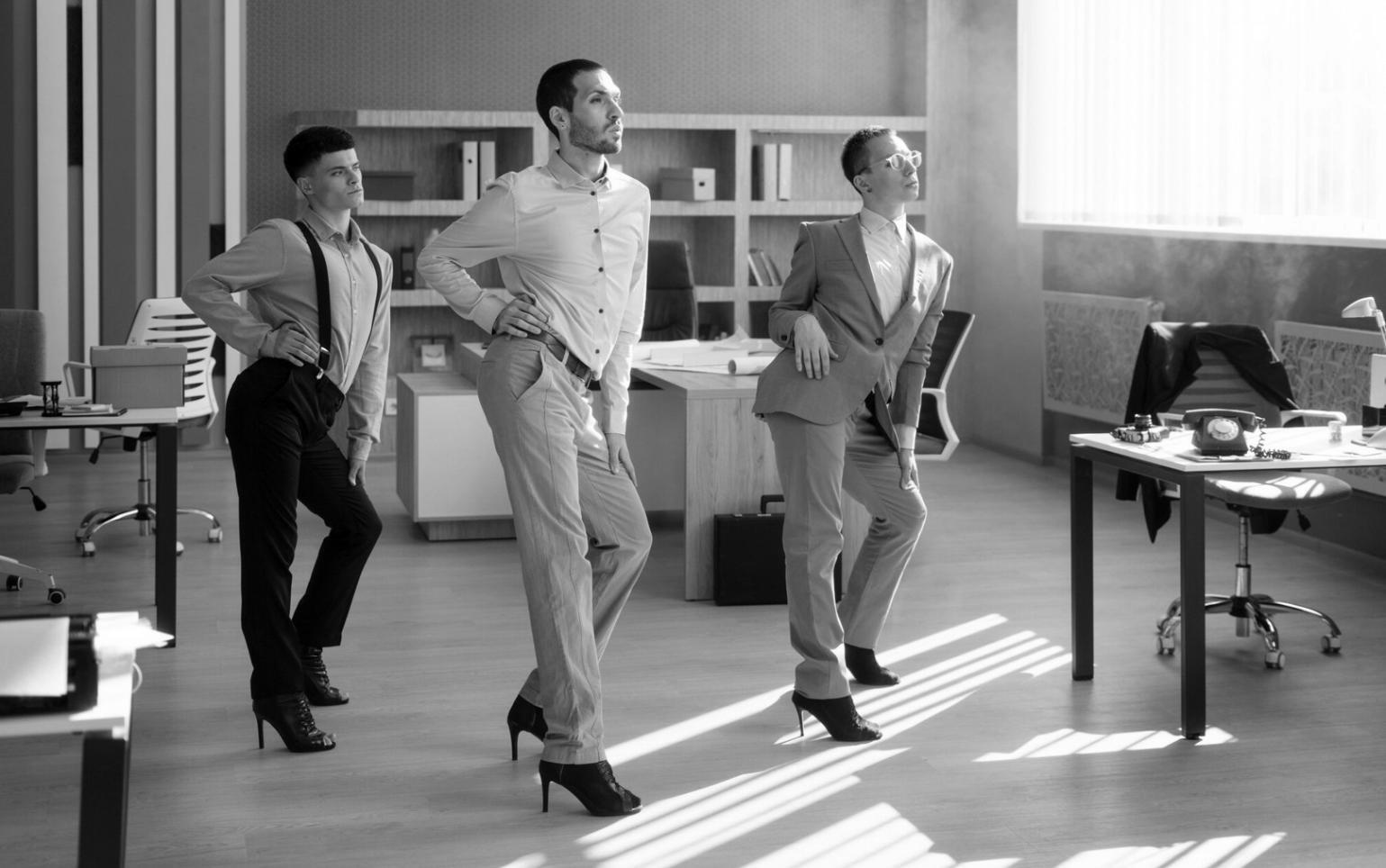 Kursteilnehmer arbeiten gemeinsam an Datenbankprojekten in modernem Schulungsraum