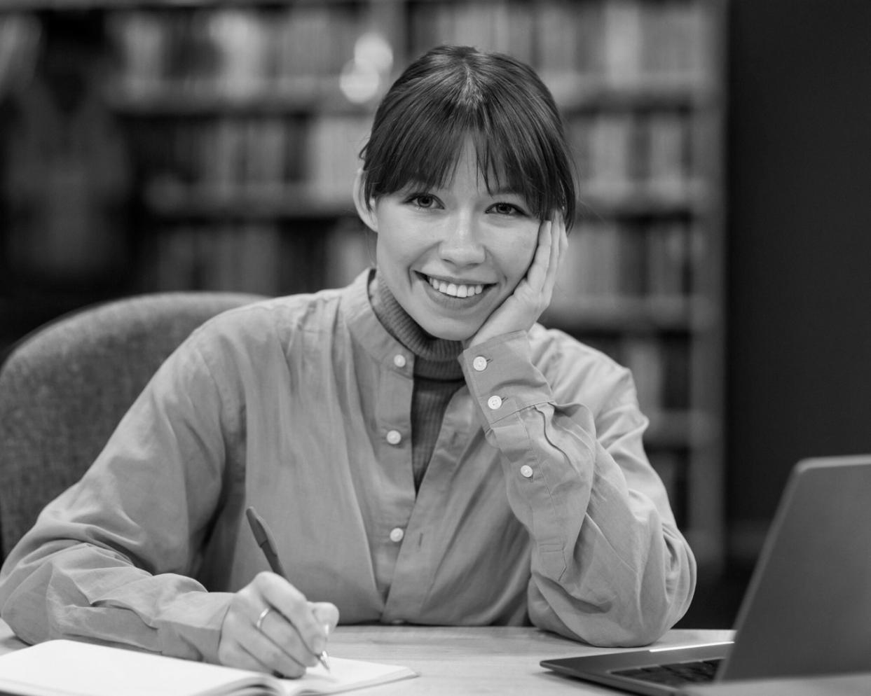 Datenbankadministrator bei der Arbeit mit mehreren Monitoren und komplexen Datenstrukturen